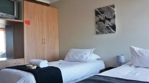 ROOM 8